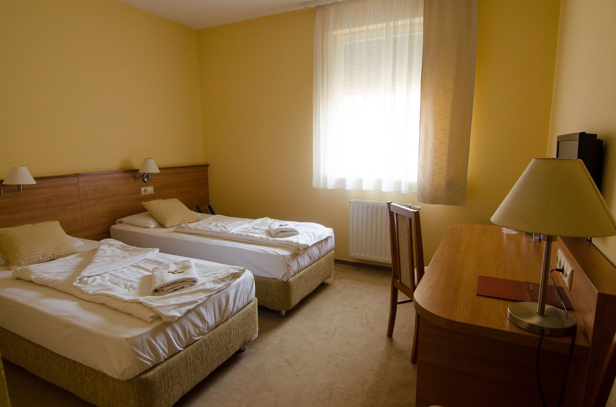 Hotel Civitas Sopron Bagian luar foto
