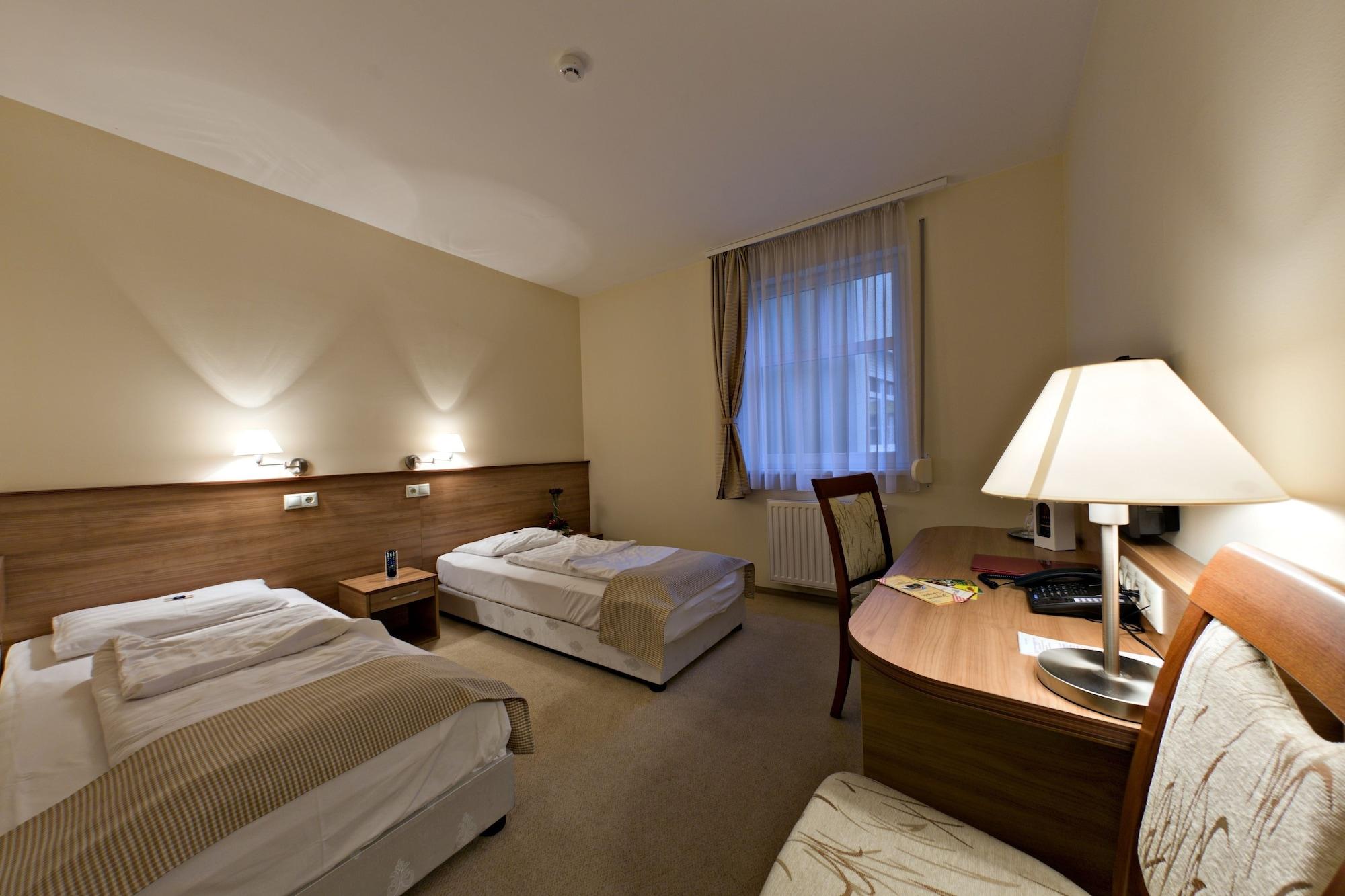 Hotel Civitas Sopron Bagian luar foto