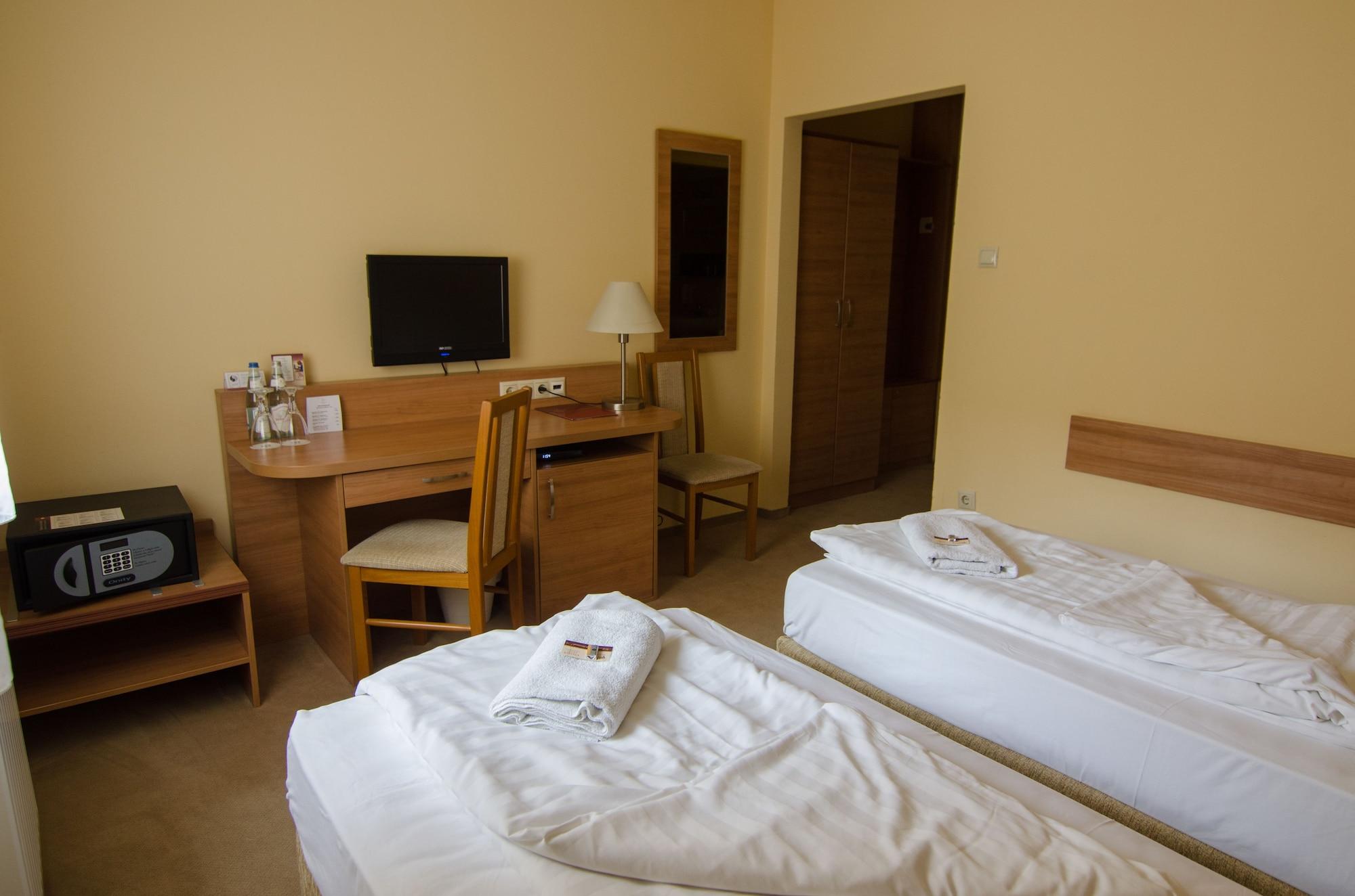 Hotel Civitas Sopron Bagian luar foto
