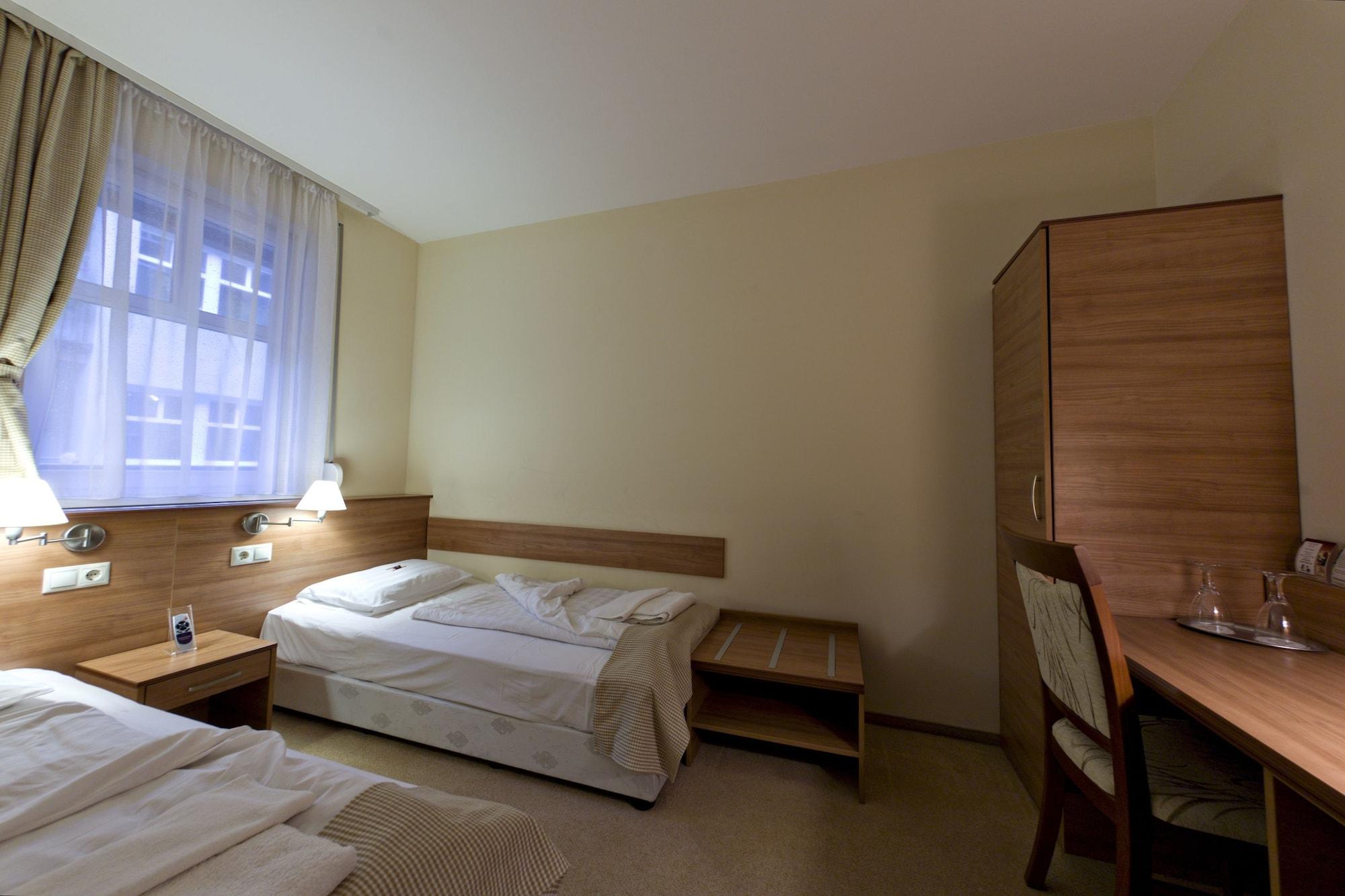 Hotel Civitas Sopron Bagian luar foto