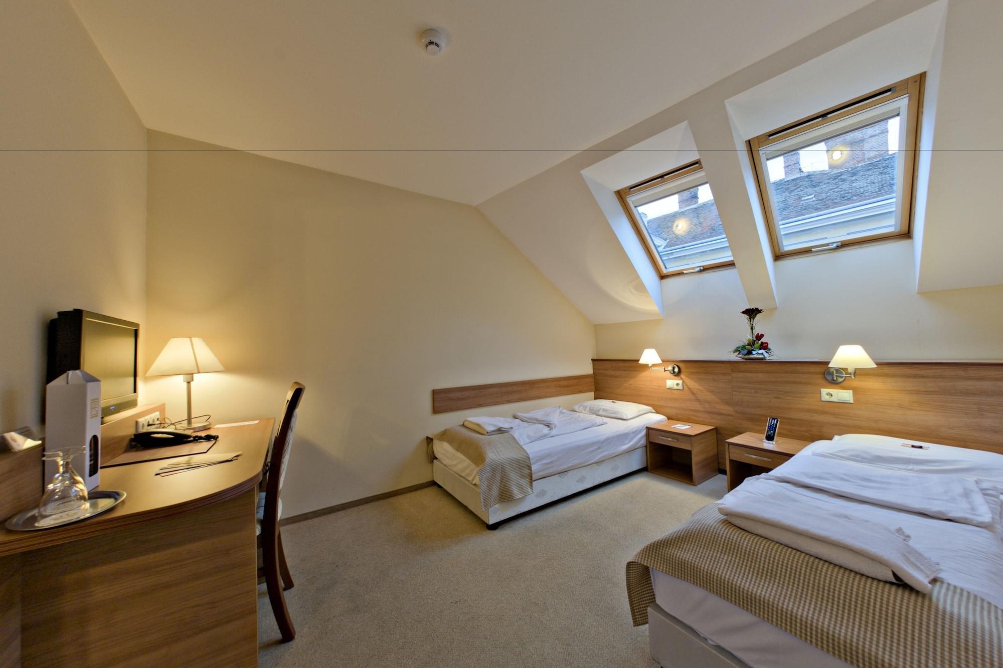 Hotel Civitas Sopron Bagian luar foto