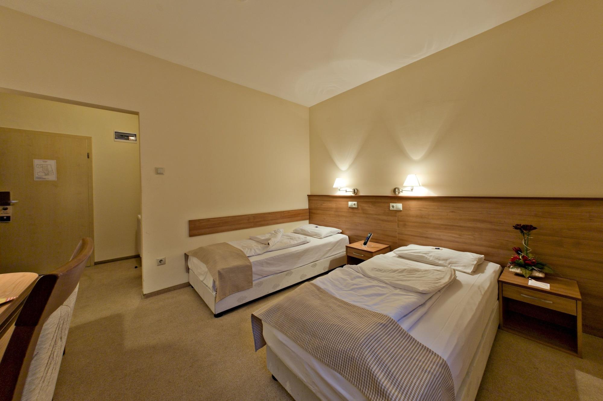 Hotel Civitas Sopron Bagian luar foto