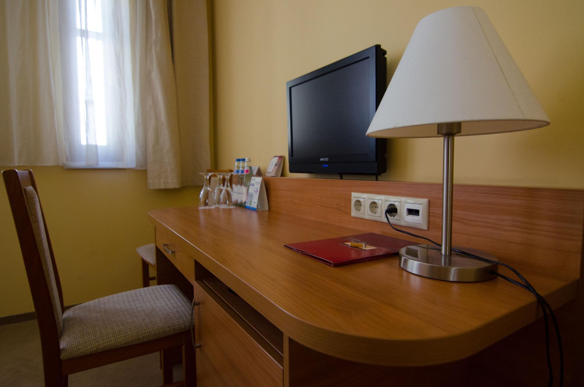 Hotel Civitas Sopron Bagian luar foto
