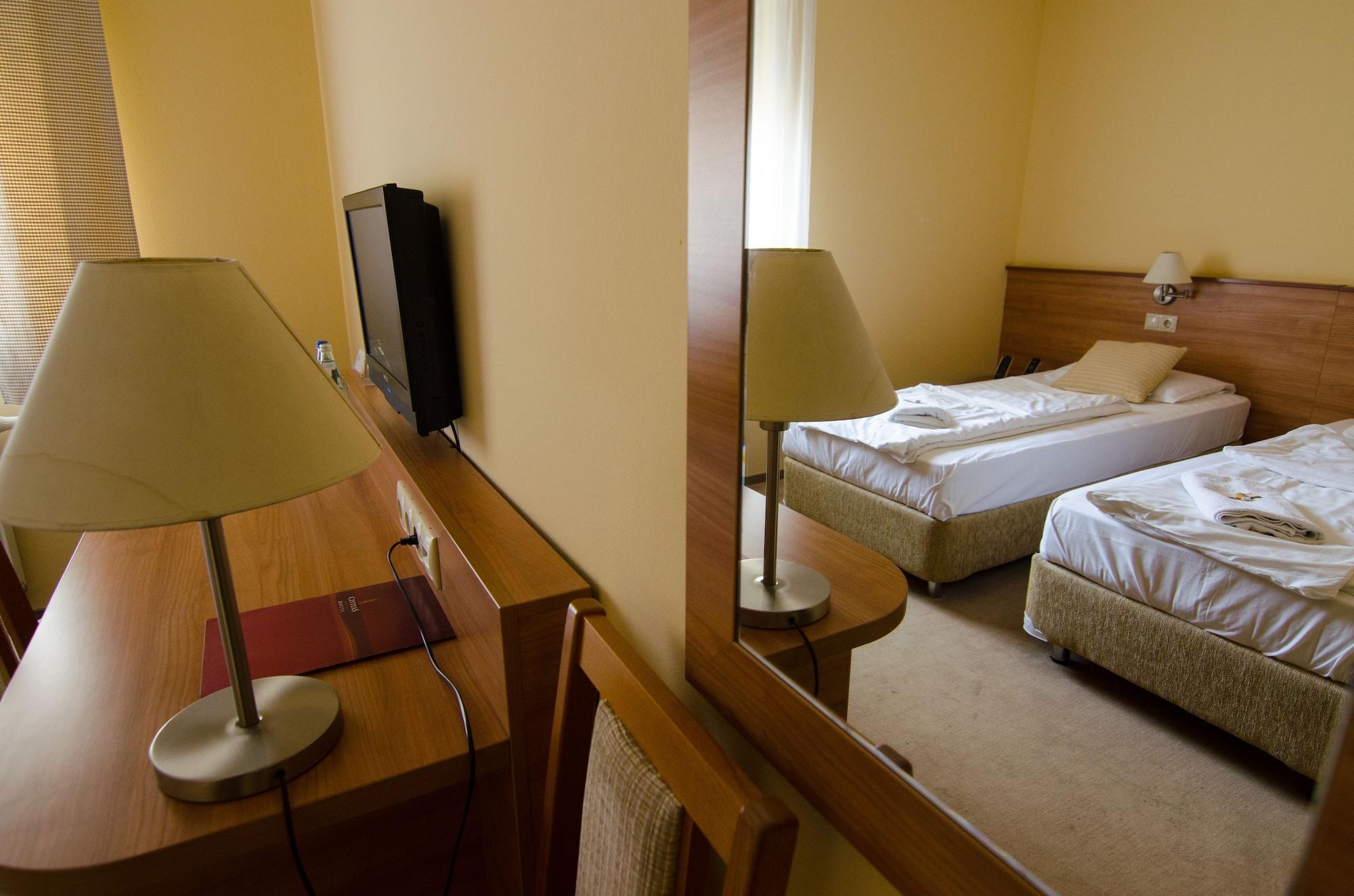 Hotel Civitas Sopron Bagian luar foto