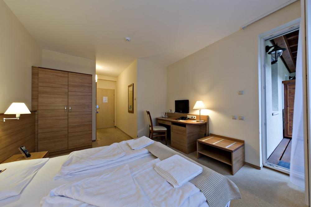 Hotel Civitas Sopron Bagian luar foto