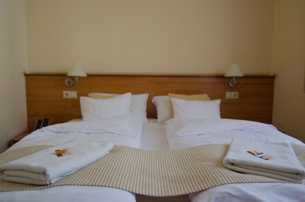 Hotel Civitas Sopron Bagian luar foto