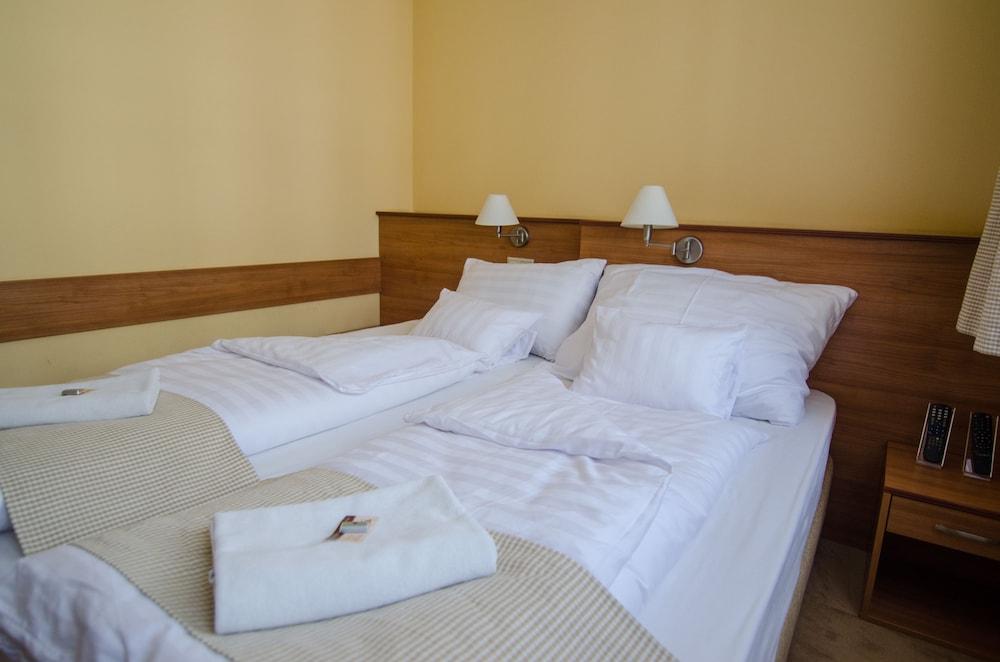 Hotel Civitas Sopron Bagian luar foto