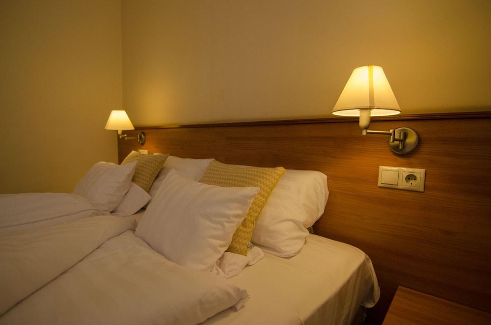 Hotel Civitas Sopron Bagian luar foto