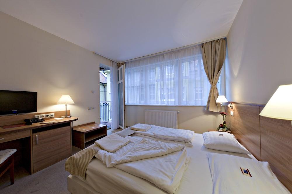 Hotel Civitas Sopron Bagian luar foto