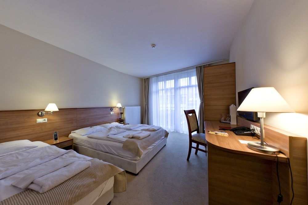 Hotel Civitas Sopron Bagian luar foto