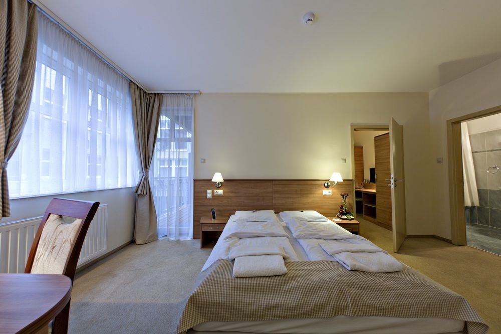 Hotel Civitas Sopron Bagian luar foto
